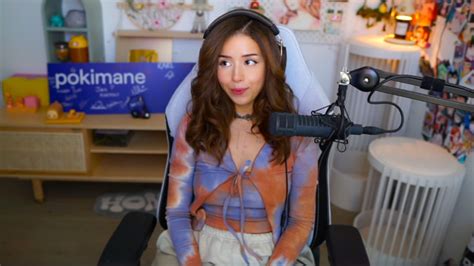 pokimane nude slip|Pokimane panics after accidental wardrobe malfunction on